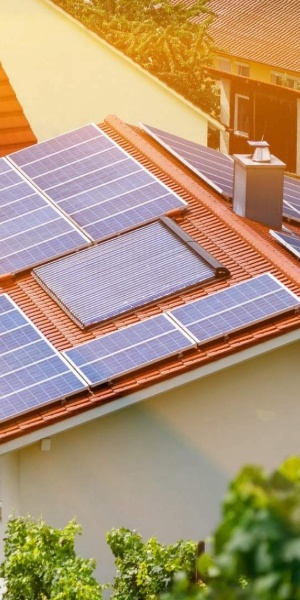 Photovoltaikanlage und Röhrenkollektoren auf Mehrfamilienhaus
